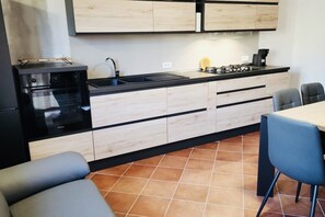 Fridge, oven, stovetop, dishwasher