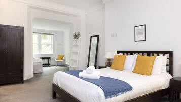 1 slaapkamer, een bureau, een strijkplank/strijkijzer, wifi