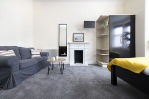 TV, offices - Haymarket - Standard Double Room (Edinburgh)