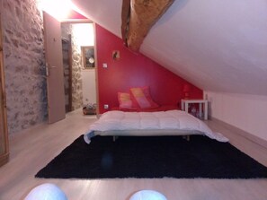 3 habitaciones, tabla de planchar con plancha y cuna de viaje 