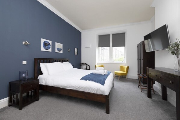 1 habitación, escritorio, tabla de planchar con plancha y wifi 