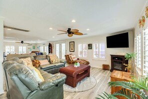 TV, offices - Beachy Days, Starry Nights Seabreeze Oasis Awaits! (Surfside Beach)