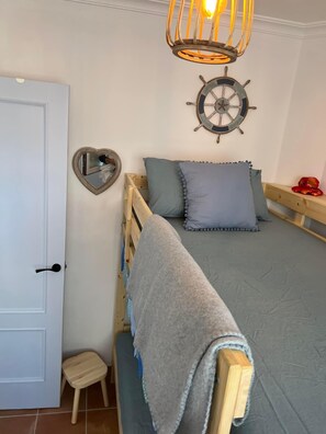 3 slaapkamers, een strijkplank/strijkijzer, wifi, beddengoed