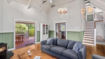 TV connectée, cheminée, baby-foot, livres