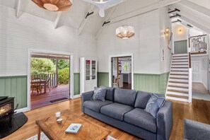 TV connectée, cheminée, baby-foot, livres