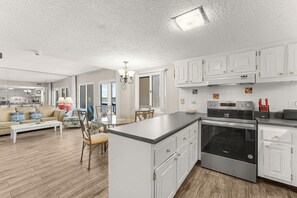 Réfrigérateur, micro-ondes, lave-vaisselle, cafetière/bouilloire