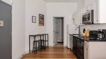 Jääkaappi, mikroaaltouuni, uuni, liesi