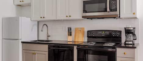 Refrigerador, microondas, cafetera y tetera y utensilios de cocina