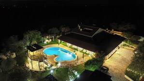 A residential property with a swimming pool, outdoor seating area, and a covered patio. - villa di l'abbiu country relax (Sorso)