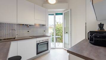 Appartement, 2 chambres, balcon | Cuisine privée | Machine à expresso, tables à manger
