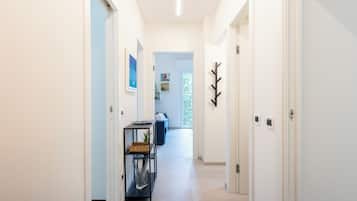 Appartement, 2 chambres, balcon | Coin séjour | Télévision à écran plat de 32 pouces avec chaînes par câble