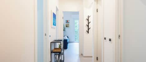 アパートメント 2 ベッドルーム バルコニー | リビング エリア | 32 インチの薄型テレビ (ケーブル放送視聴可)