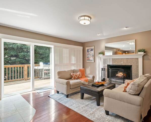 Fernseher, Bücher, Arbeitsbereiche