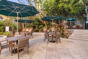 Outdoor dining - Cozy Bayfront Condo: Full Kitchen & Pool Access (Miami)