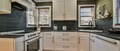 Family House, 3 Bedrooms, Non Smoking, Pets Not Allowed | Private kitchen | Fridge, microwave, oven, stovetop