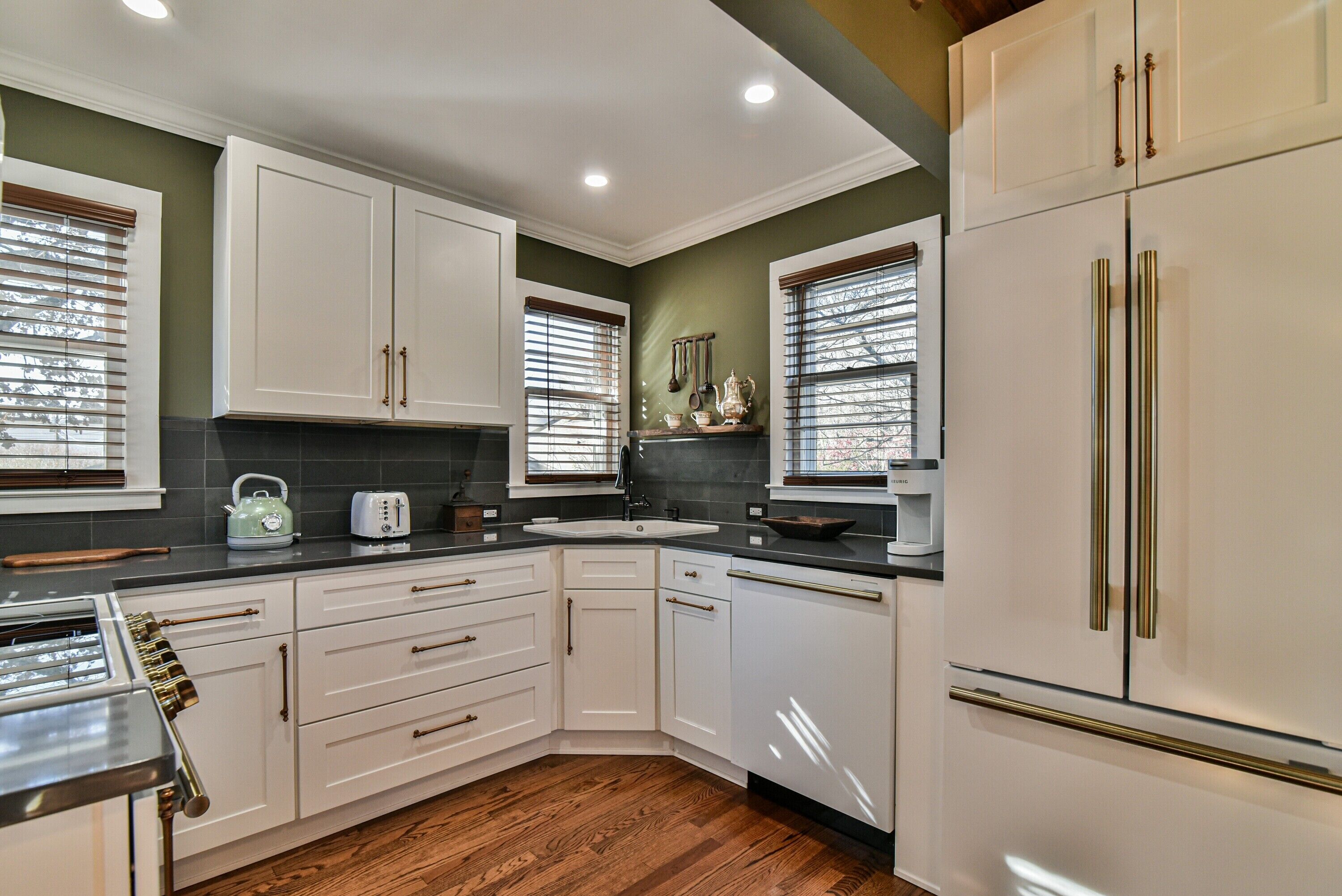 Family House, 3 Bedrooms, Non Smoking, Pets Not Allowed | Private kitchen | Fridge, microwave, oven, stovetop