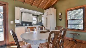 Family House, 3 Bedrooms, Non Smoking, Pets Not Allowed | In-room dining