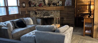 Peaceful & Charming 3-bedroom farmhouse with AC, WiFi! in peaceful Hohenwald