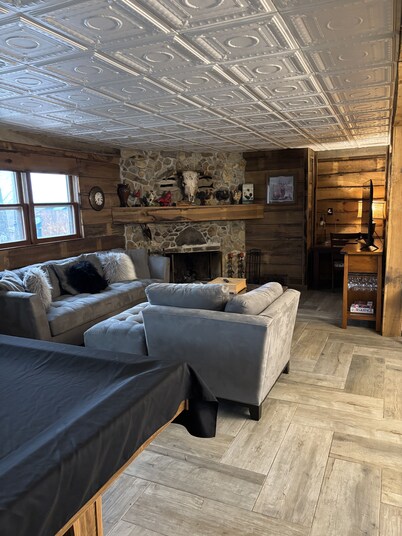 Peaceful & Charming 3-bedroom farmhouse with AC, WiFi! in peaceful Hohenwald