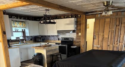 Peaceful & Charming 3-bedroom farmhouse with AC, WiFi! in peaceful Hohenwald