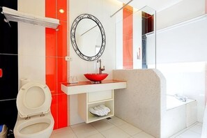 Un baño moderno con inodoro, lavabo y espejo.