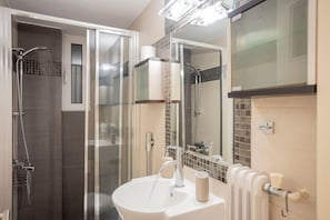 Apartment | Bathroom shower