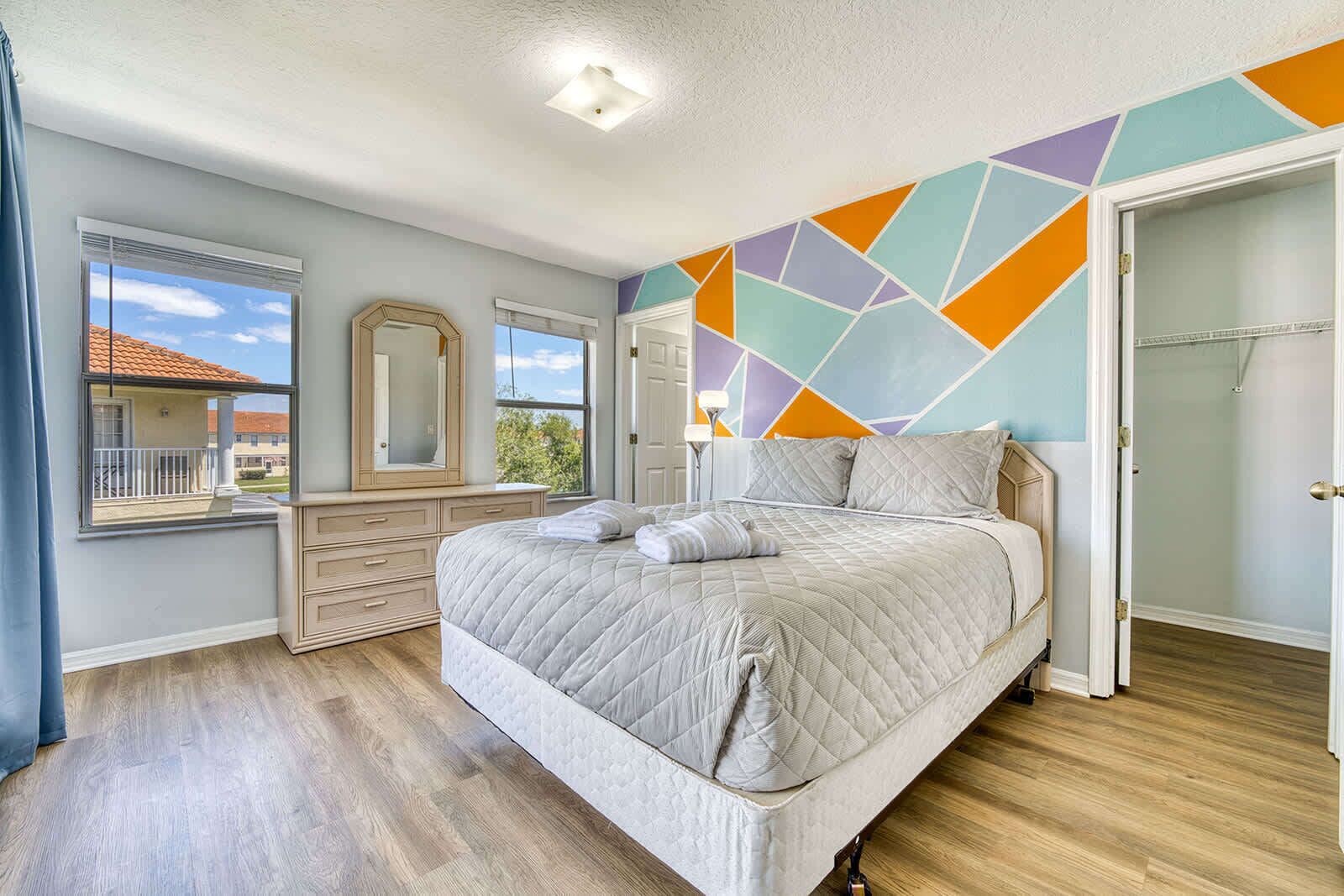 4 bedrooms, desk, WiFi, bed sheets