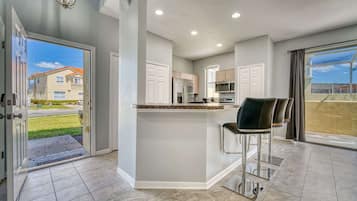 Refrigerador, microondas, horno y lavavajillas