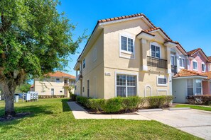 Exterior - 4BR family townhome near Disney w/ balcony (Kissimmee)