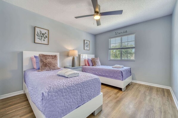 4 bedrooms, desk, WiFi, bed sheets