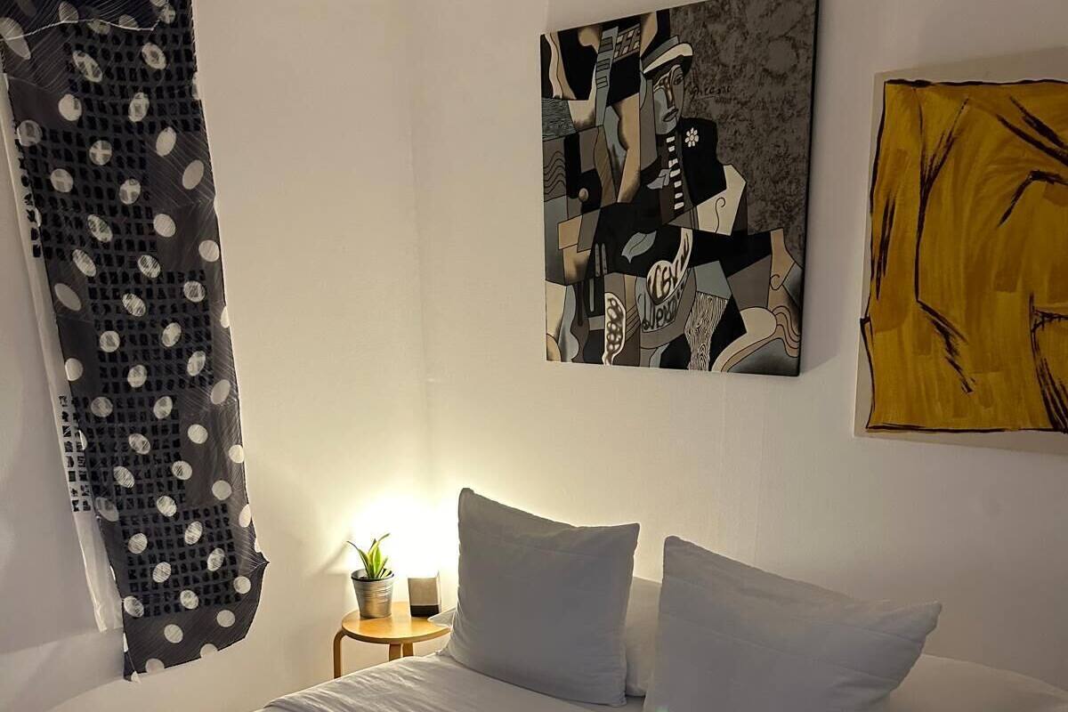 Habitación doble, 1 cama matrimonial, baño privado | Cortinas blackout, insonorización y wifi gratis