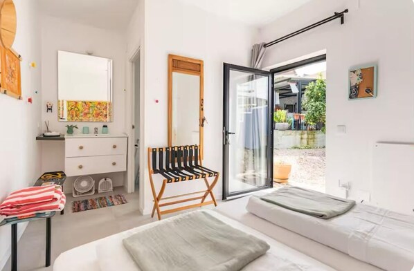 Kamar Double, 1 Tempat Tidur Queen, kamar mandi pribadi | Tirai kedap cahaya, kedap suara, dan Wi-Fi gratis