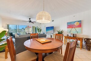 Dining - Bella Lago 532 2B/2B w/ Den Condo Steps From Beach!  Hello Sunshine! (Fort Myers Beach)