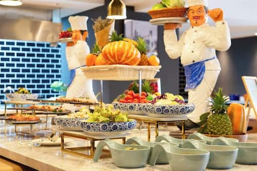 Free daily self-serve breakfast