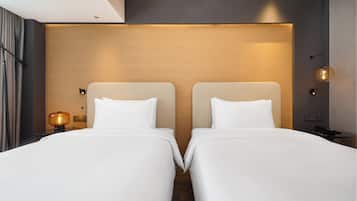Superior Twin Room, City View | Desk, laptop workspace, soundproofing, free WiFi