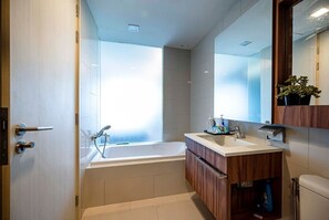 Baignoire Ă jets, sĂšche-cheveux, bidet, serviettes fournies