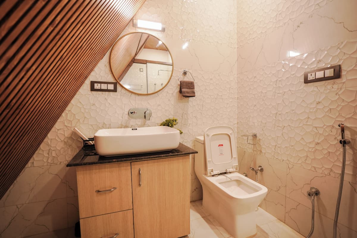 Ferienhaus, Bergblick | Badezimmer | Dusche, kostenlose Toilettenartikel, Handtücher, Seife