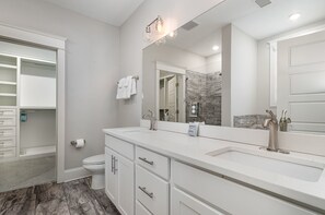 Dutxa, assecador de cabells, tovalloles i sabó 