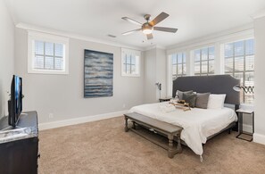 6 dormitoris, planxa i posts de planxar i un bressol de viatge 