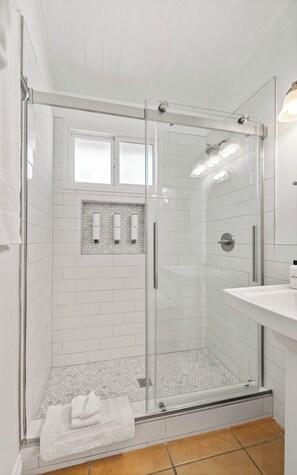 Shower, hair dryer, towels, shampoo - 2 Bedroom close to downtown and beach! (Santa Barbara)