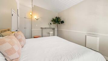 1 habitación, escritorio, tabla de planchar con plancha y wifi