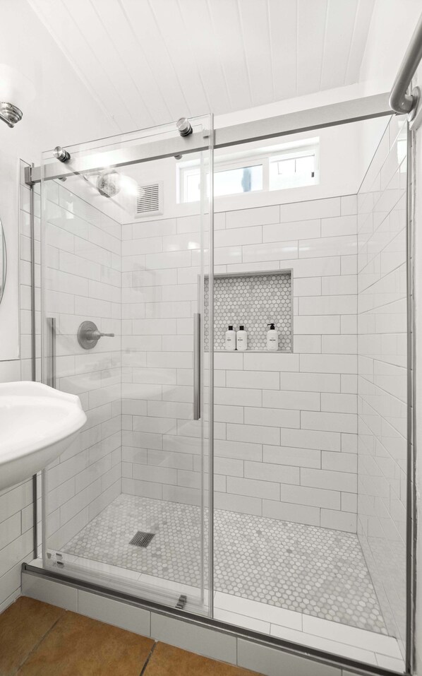 Shower, hair dryer, towels, shampoo
