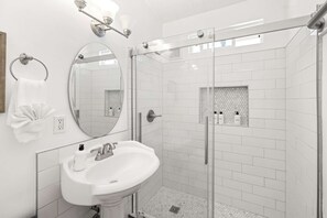 Dusche, Haartrockner, Handtücher