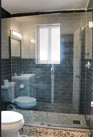 Douche, sèche-cheveux, serviettes fournies