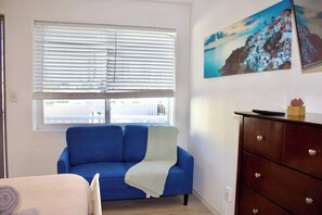 TV, offices - Beachside studio steps from the sand (Hollywood)