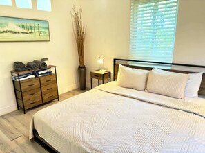 1 bedroom, desk, iron/ironing board, travel crib - Spring break Retreat in Hollywood Beach (Hollywood)