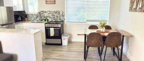 Réfrigérateur, micro-ondes, four, plaque de cuisson