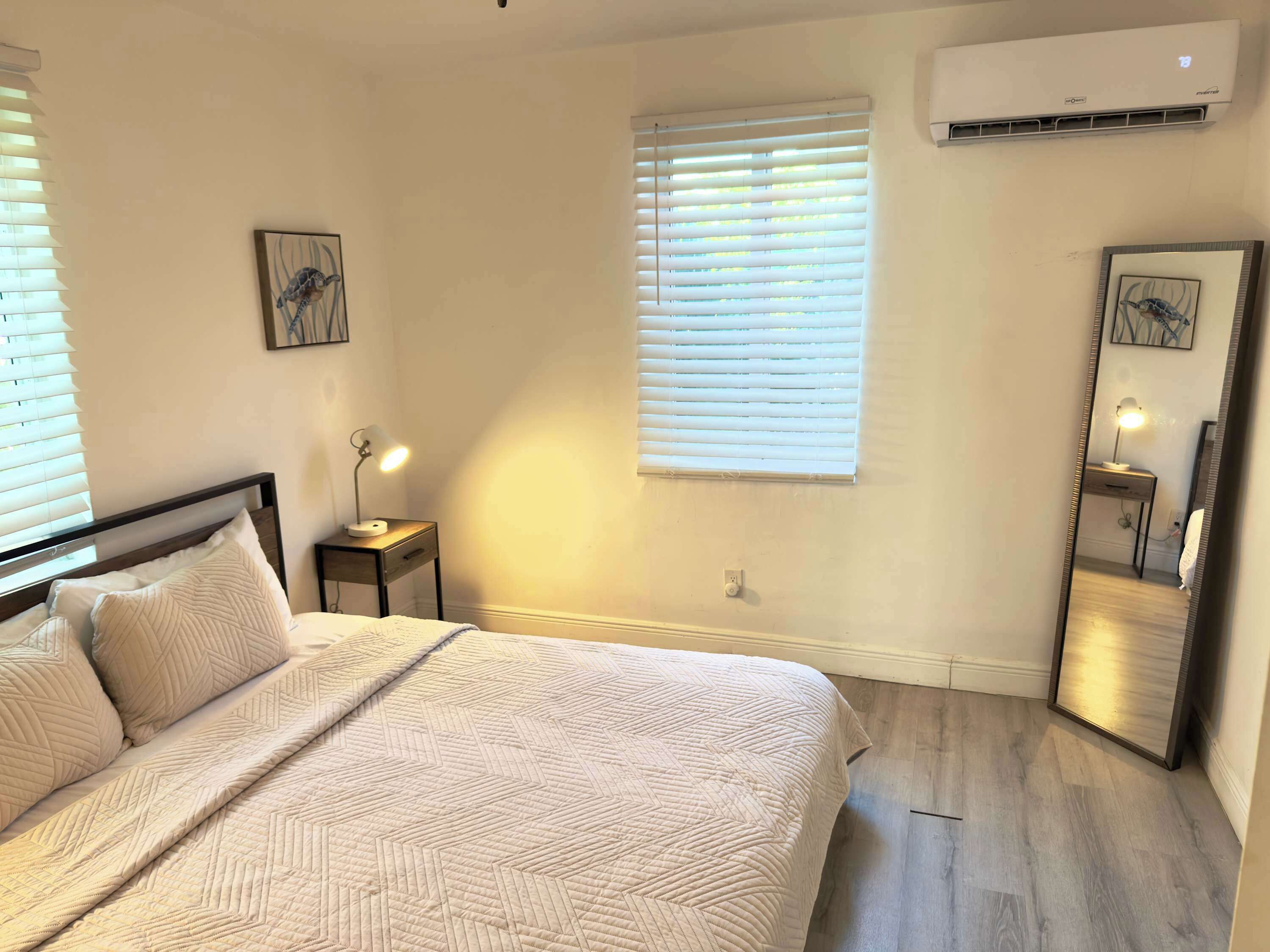 1 chambre, bureau, fer et planche à repasser, lit parapluie
