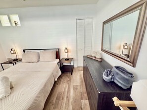 1 slaapkamer, een bureau, een strijkplank/strijkijzer, reisbedje