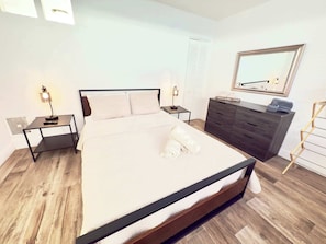 1 dormitorio, escritorio, tabla de planchar con plancha y cuna de viaje